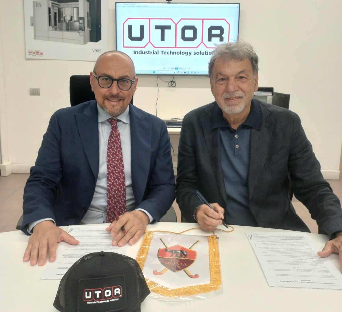 il momento della firma tra Walter Torroni ed Enzo Corso